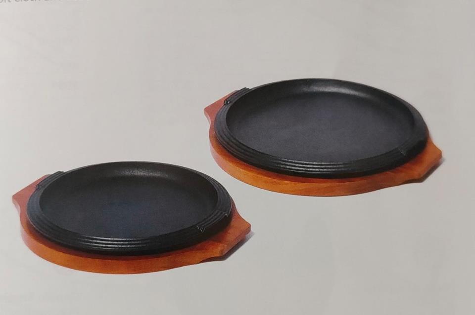 PLATO HIERRO FUNDIDO C/BASE MADERA